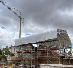 Estructura con cubierta temporal para restauración